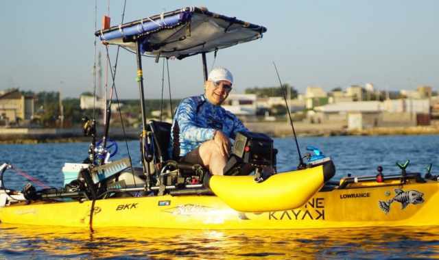 A Bari c'è chi pesca a bordo dei kayak: «Per vivere un intenso ed ecologico rapporto con il mare» 